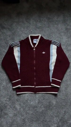 Vintage Adidas Cardigan - En sjukt snygg vintage adidas cardigan som inte har varit till salu från Adidas på flera år! Inga defekter, fint skick! Extremt snygg färg kombo och passar sjukt bra till vintern! Storlek M men passar S! Hör av er vid yttligare frågor 😁❄️