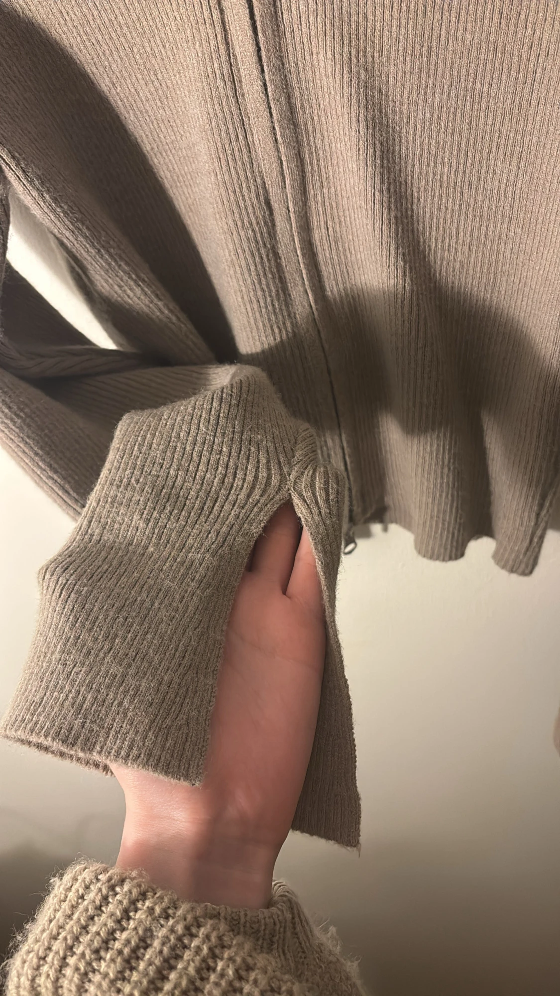 Beige ribbad kofta med dragkedja - 1