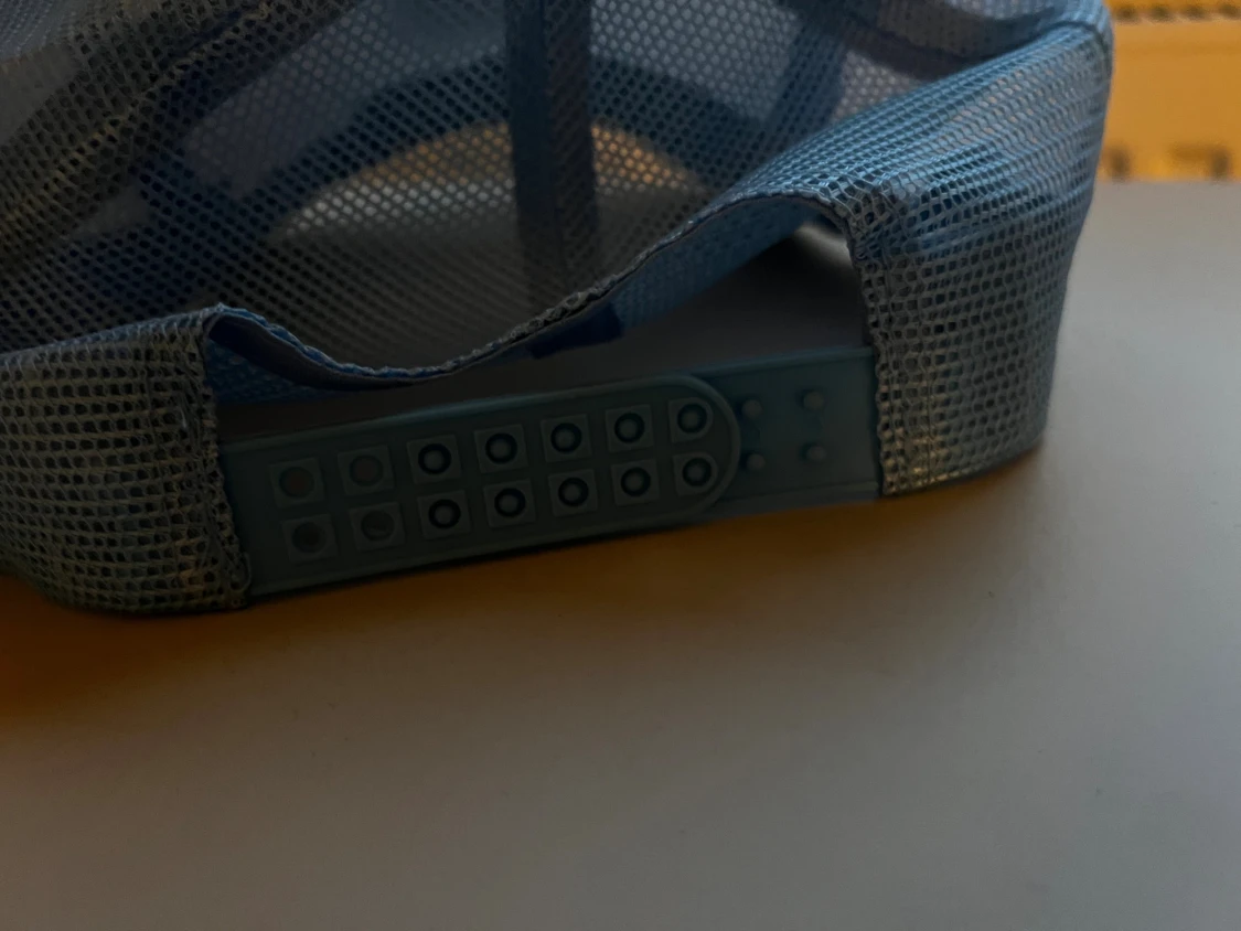 Vit och ljusblå truckerkeps med tryck - 3