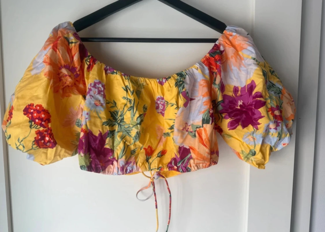 Blommig croppad topp från H&M