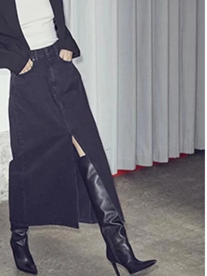 Svart lång jeanskjol med slits - Stilren svart långkjol i denim med hög midja, klassisk femficksdesign och en snygg slits framtill. Kjolen har knapp- och dragkedjestängning och passar perfekt till boots eller sneakers för en trendig look.