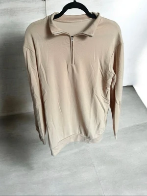 Kashmir zip  - Säljer nu en fin Kashmir blandad zip tröja i nyskick, tröjan är i storlek small och är sparsamt använd ✅ 