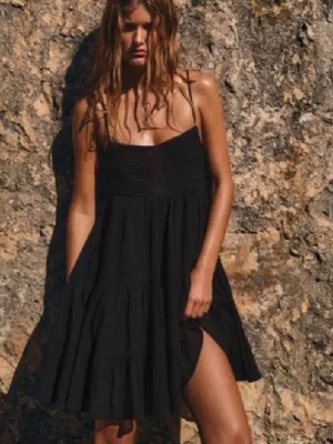 Svart sommarklännimg - Säljer denna svarta klänning från zara som är perfekt nu till sommaren💞💞💞Helt oanvänd!!