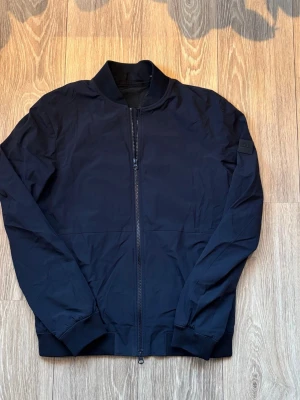 J.Lindberg jacka  - Hej! Säljer nu denna skit snygga jackan från j.lindberg. Perfekt nu för våren och funkar även under vintertider! Ny pris är cirka 4000 kr. Mitt pris 1399 kr! Kom gärna med bud:) Vid minsta lilla fundering är de bara att höra av sig!