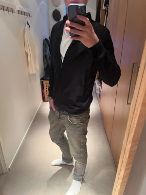 Massimo dutti - vårjacka  - Tjena säljer denna riktigt feta vårjackan från Massimo dutti i marinblå. Skicket är bra skulle säga 8/10. Stoleken är S, killen på bilden är 182 cm. Släng iväg ett dm för frågor! 🙌🍾