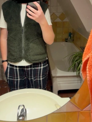 Mörkgrön fleeceväst från J.Lindeberg - Mörkgrön fleeceväst från J.LINDEBERG, helt ny bara testad, skriv vid funderingar!