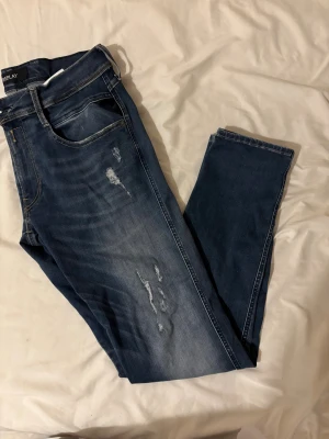 Replay jeans - .Riktigt feta replay jeans, sjukt bra skick kanske använt de 10 gånger totalt, sköna som fan. Säljer dom eftersom de e för korta för mej behöver ha för mycke häng å de gillar inte folket så overall riktigt feta replay jeans