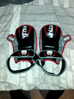 Venom mma handskar - MMA Handskar jätte behagliga att använda lätta o smidiga bara använda på boxnings säck så dom är som nya