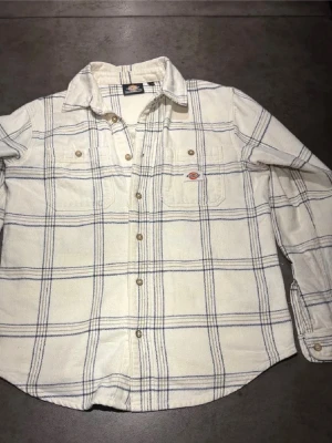 Overshirt Skjorta Diesel - Säljer en fet Overshirt Skjorta från Diesel. Storlek: S men är lite större i storlek så passar mer som M. Riktig bra skick! Skriv vid frågor eller kom med bud!