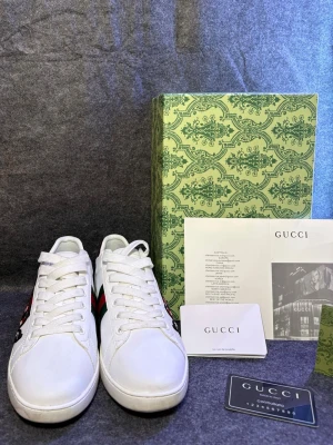 Gucci ace snake  - Säljer ett par Gucci ace snake i storlek 42, dessa skor är använda ett par gånger men fortfarande i toppskick! 9/10. Allt på den första bilden kommer med! 4 styckna par inne just nu!