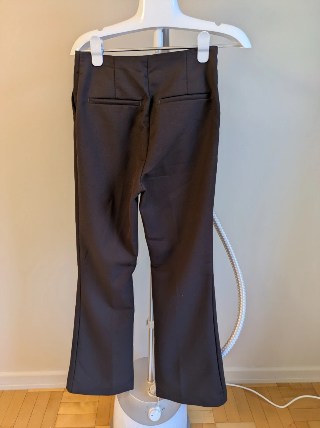 Bruna kostymbyxor med pressveck - 1