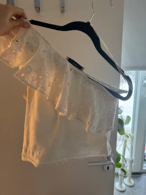 Vit offshoulder topp med volang  - Superfin vit offshoulder topp från mango i storlek S 