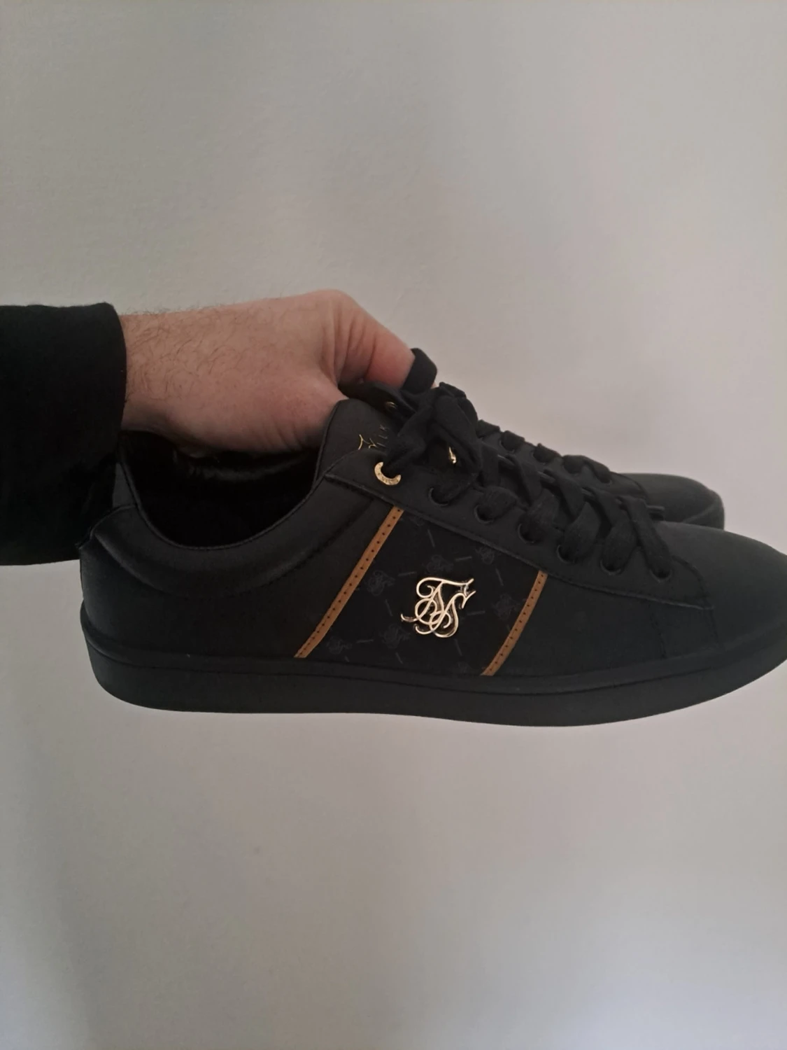 Svarta sneakers från SikSilk