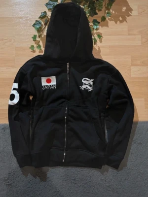 Svart Dean Blunt hoodie  - Svart Dean Blunt hoodie, inspirerad av hans album ZUSHI. På bröstet finns en broderad Japan-flagga med texten 'JAPAN'. Pris kan diskuteras. Pris kan diskuteras :)