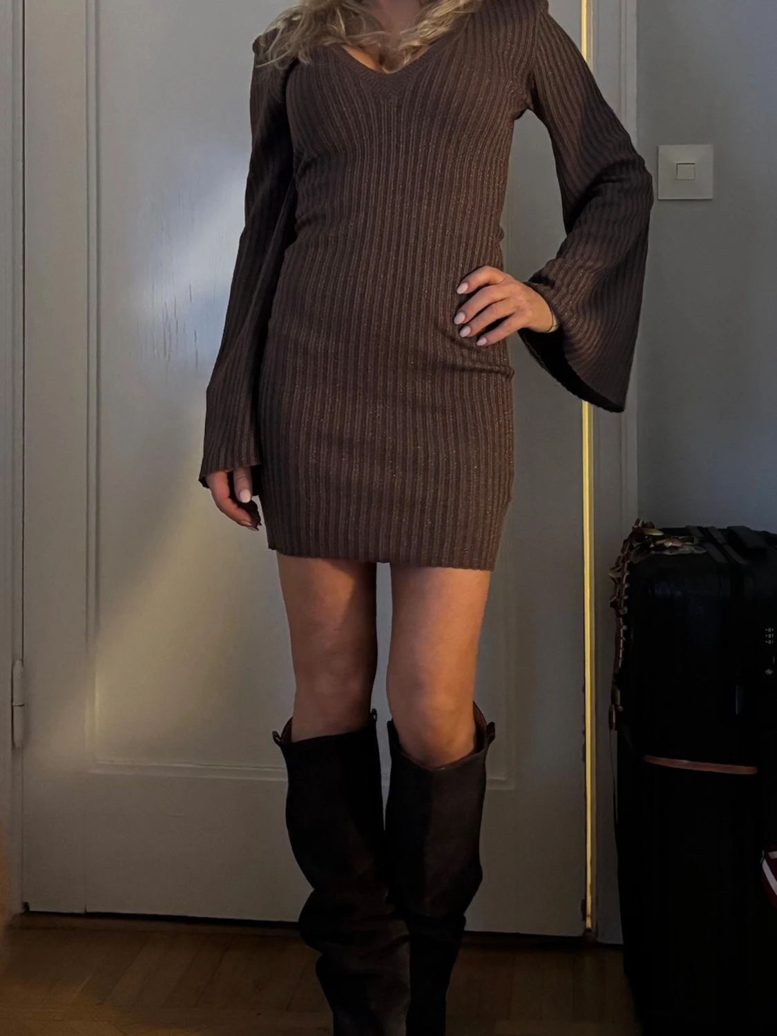 Brun ribbad klänning med utsvängda ärmar
