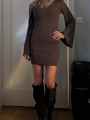 Brun ribbad klänning med utsvängda ärmar - Mjukisklänning som är kort, superfint på :)