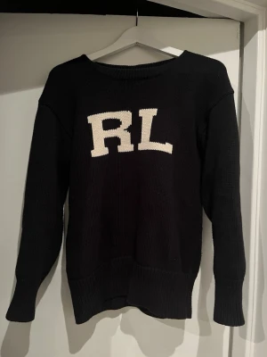 Ralph lauren tröja stickad  - Svart stickad tröja från Ralph lauren sitter perfekt i storleken S men har tyvärr lite större huvudhål. Det är i bra skick och den uppskattas verkligen inte som solblekt även om det ser ut som det på bilderna😁