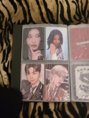 K-pop photocard samling i album - !!SKRIV INNAN NI KÖPER!! Pris varierar beroende på vilken ni vill köpa, vill ni ha fler kan ni även få bundlerabatt. Kan även skicka fler bilder privat på de kort ni vill ha för att se kvalitet. Priserna ligger från 15-50kr