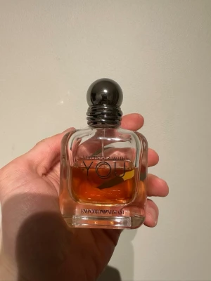 Emporio Armani Stronger With You - Jag säljer nu min stronger with you parfym eftersom jag inte använder den så ofta längre. Den har en söt vanilj doft som passar bra på både hösten och vintern. Det är lite mer än hälften kvar i flaskan, alltså ungefär 30ml/50ml.