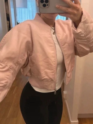 Rosa bomberjacka - Oanvänd rosa bomberjacka. Oanvänd med lappen kvar 