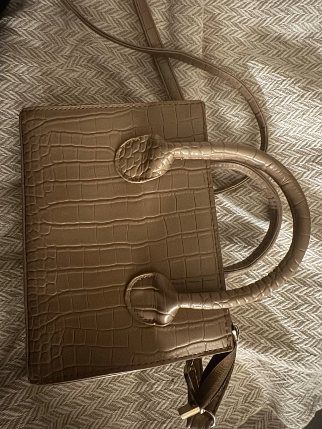 Beige handväska i krokopräglat skinn - 2