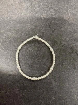 Pärlarmband i vit Storlek M - Stilrent armband med små vita pärlor
