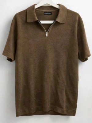 Brun kortärmad piké med half zip stl M - Brun piké med korta ärmar och krage. Tröjan har en stilren half zip-dragkedja framtill. Storlek M, helt oanvänd då den var för liten redan när den beställdes men glömt skicka tillbaka.