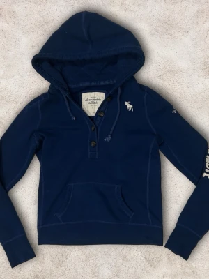 Abercrombie & Fitch tröja XS - En väldigt snygg tröja från abercrombie & fitch. Storlek XS-S skulle jag säga även fast det står M. Bra skick! 😀