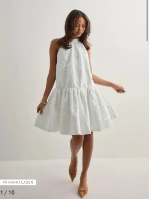 Malina flora halterneck mini dress - Säljer min helt nya klänning då det var fel storlek. (Aldrig använd)  Lappen är kvar i. Perfekt till stundenten eller sommarkvällar. I storlek S som är slut över allt. Skriv till mig om du har fler frågor eller vill ha bilder på den!😊