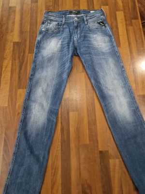  Replay  - Snygga blå jeans från Replay. Byxorna är inte använda då de inte passar mig.. 10/10 skick! Skriv vid funderingar! Pris kan absolut diskuteras!