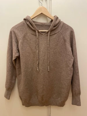 Merinoull hoodie  - Beige merinoull hoodie som knappt är använd. Så gott som ny.