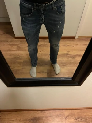 Dondup ritchie slim fit - Säljer ett par blå skinny jeans från Dondup. Med slitningar och lätt tvättad look. Jeansen har fem fickor, låg midja och smal passform. Perfekta för dig som gillar en trendig och avslappnad stil.