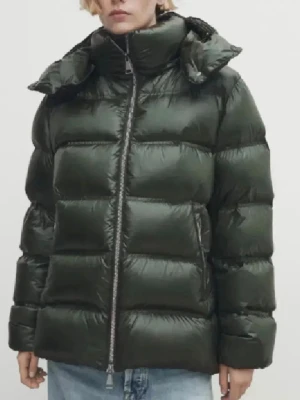 Massimo Dutti Mörkgrön pufferjacka   - Populär jacka från Massimo Dutti som ej säljs längre i en unik mörkgrön färg! Först till kvarn❤️