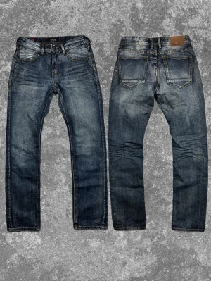 Unika jeans med wash  - Väldigt snygga och fräscha! Liten fläck på ena knäet annars riktigt bra skick. Mått: A:40 B:81 C:26 D:23 E:20 (cm) Skriv vid fundering 😊🙌