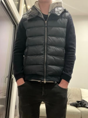 Svart dunväst med dragkedja - Snygg svart cardigan. Storlek xl men passar L och M. Jag är 187cm. Hör av er vid frågor 