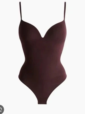 Vinröd body - Snygg body från hm .knappt använd💕