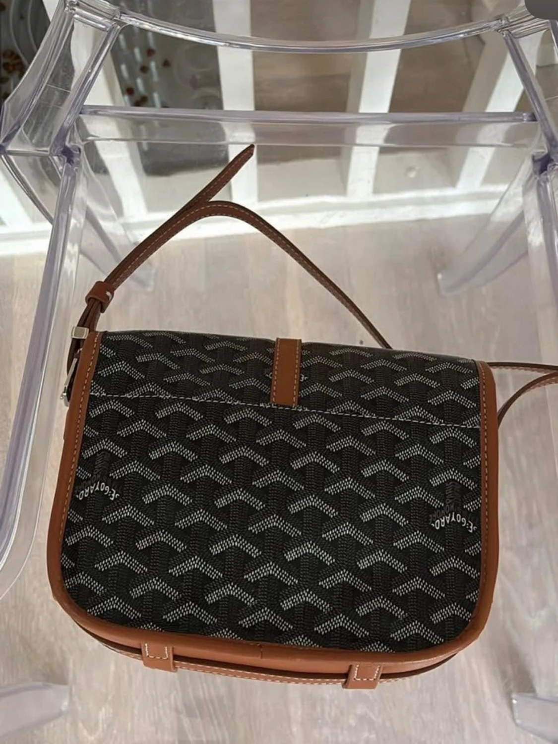  svart axelväska med mönster - 1