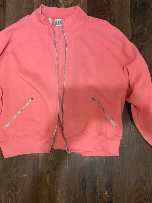 Fleecetröja med äkta fickor  - Lite nopprig. Förekommer små fläckar. Köparen står för frakten!