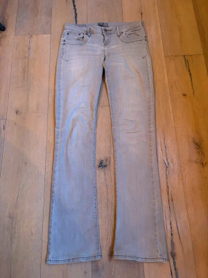 LTB Valerie jeans - Grå LTB jeans i modellen Valerie. Lite slitna i grenen annars i fint skick! Storlek 28/36.