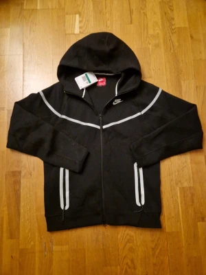 Svart Nike hoodie  - Säljer en helt ny nike tech! Storleken står XL men passar M/L!
