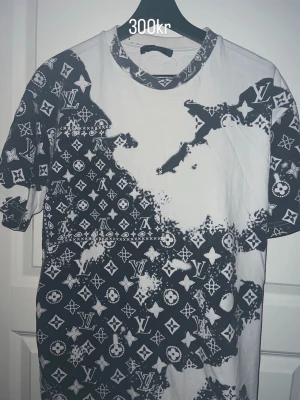 T shirt - Bra skick helt oanvänd storleken är L men funkar perfekt i M