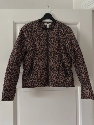 Jacka leopard  - Vårjacka i leopardmönster, storlek 36, från NLY Trend.