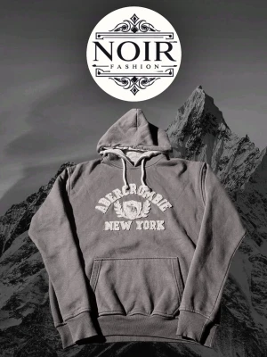 Grå hoodie Abercrombie fitch - Säljer denna sällsynta och mycket eftertraktade Abercrombie hoodien | Passar 170-185 | Mycket bra skick | Vid eventuella frågor hör gärna av dig och erbjuder bra pris vid köp av bundle😁✅