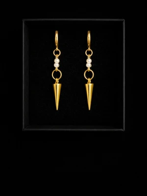 Guldpläterade örhängen med pärlor - Snygga örhängen i guldpläterad metall med små vita pärlor och konformade hängen. Perfekta för att ge din look en cool och trendig touch. Passar dig som gillar unika detaljer och stilrena smycken.