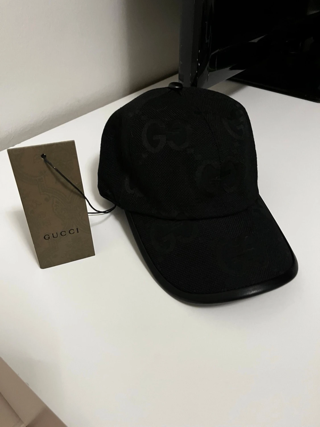 Svart keps från Gucci med GG-mönster