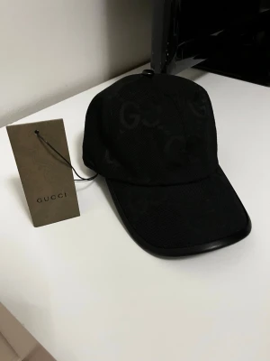 Svart keps från Gucci med GG-mönster - Säljer svart gucci jumbo keps, aldrig använt den helt nyt, priset kan diskuteras. Hör av dig om du har frågor.