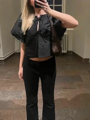 Puff topp gina - Puff topp från Gina i storlek m! Obs fläckar på spegeln ej på blusen, den är i mycket bra skick! 