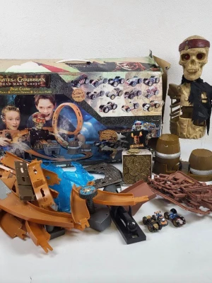 Pirat Bilbana  - Cool beige piratbana inspirerad av Pirates of the Caribbean. Komplett stor fin bilbana nypris ca 1790 kr 