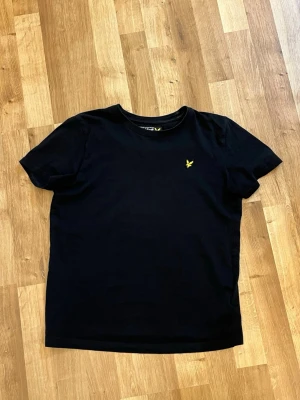 Lyle&scott T-shirt svart  - Lyle&scott T-shirt i storlek 12/13 och passar folk i 158. Denna tröjan är väl använd men inga fläckar. —————————————————————- Perfekt till dig som gillar stilrena och sköna T-shirts. Hör av er vid frågor! ✔️