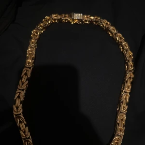 KejsarLänk med diamanter Från Kejsar.se - Guldig KejsarLänk med diamanter – kejsar.se Elegant kejsarlänk i guldig finish med gnistrande diamanter från kejsar.se. Stilren och tidlös modell som passar både till vardag och fest. Det finns mycket lätt färgslitage på några små ställen, men det syns knappt alls vid användning och påverkar inte helhetsintrycket. I övrigt i fint skick.